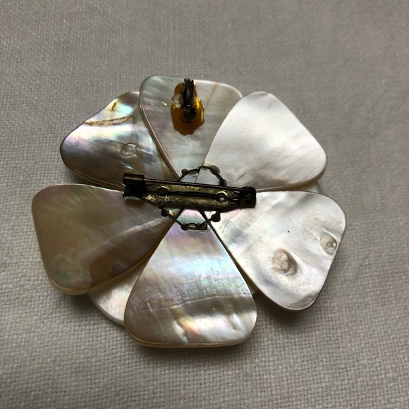 Vintage mother of Pearl flower brooch pin - Picture 6 of 8